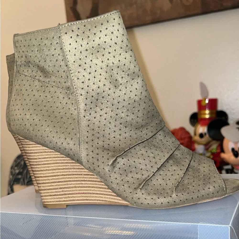Report- Olive green open toe wedges - Picture 6 of 9